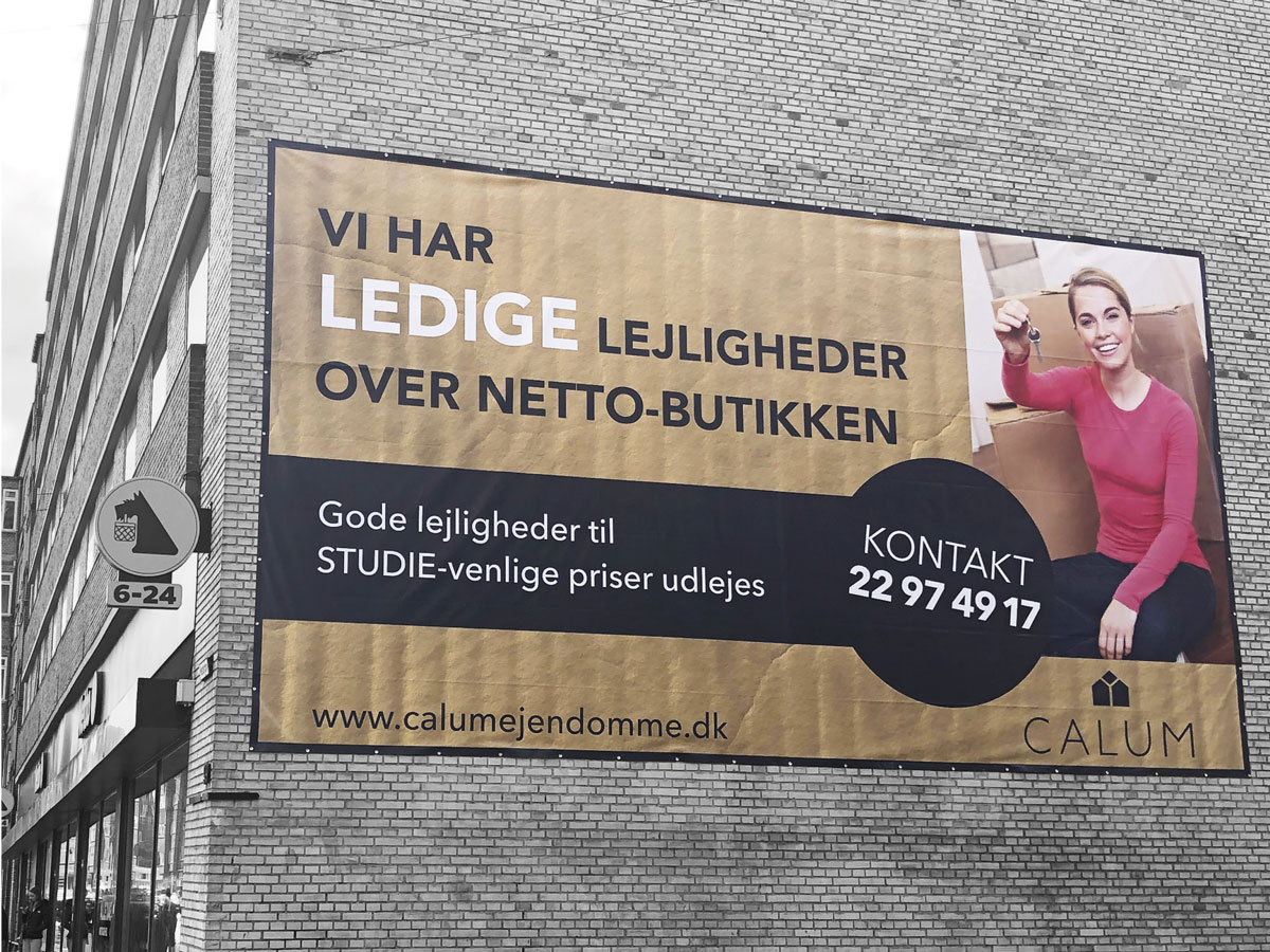 Reklamebanner på bygning